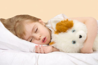 Ребенку-аллергику необходимо выбирать безопасный вариант матраса Ребенок в кровати