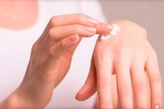 Лекарством смазывают пораженную кожу тонким слоем Крем