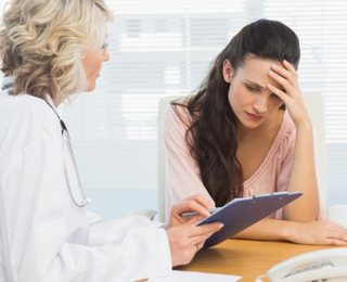 Консультация у врача перед применением лекарств Девушка у врача