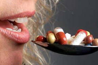 Поедание таблеток ложками