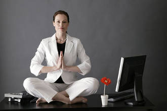 Женщина в позе йога на столе