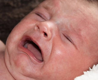 Малыш с сыпью плачет