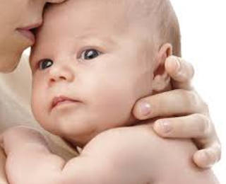 Мама обнимает малыша