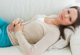 У девушки болит живот от пищевой аллергии