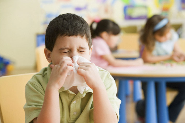 Насморк как симптом детской аллергии Мальчик с насморком