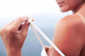 Покраснение кожи - частое проявление солнечного дерматита Покраснение кожных покровов