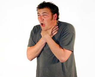 Тяжелое проявление аллергии Мужчина схватился за горло