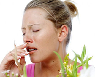 Слезотечение при аллергии Женщина с закрытыми глазами