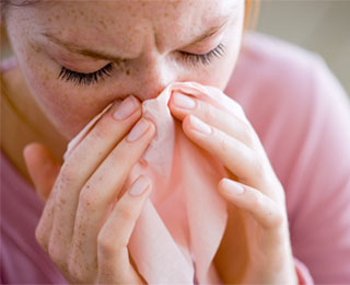 Признаки простуды при аллергии Женщина с платком