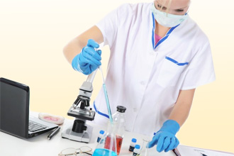 Лаборант осуществляет поиск клеточных элементов Лаборант осуществляет поиск клеточных элементов