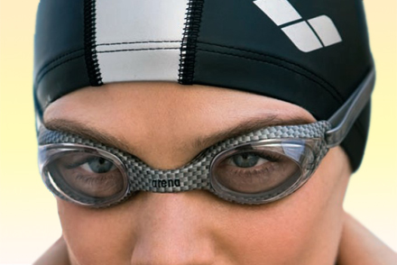 Использование специальных очков, шапочки Очки и шапочки для бассейна