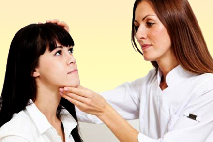 Врач проводит осмотр пациента Осмотр пациента