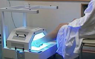 Проведение ПУВА-терапии на ногах ПУВА-терапия