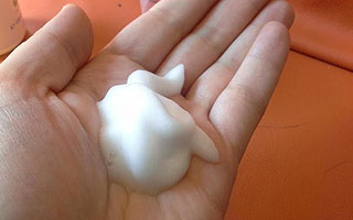 Выдавить на ладонь 1–2 порции шампуня Способ применения