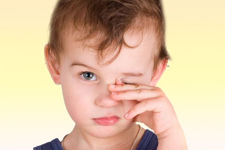 Признак аллергии - у ребенка слезятся глаза Слезотечение