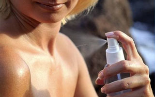 Девушка брызгвет тело спреем Спреи от псориаза